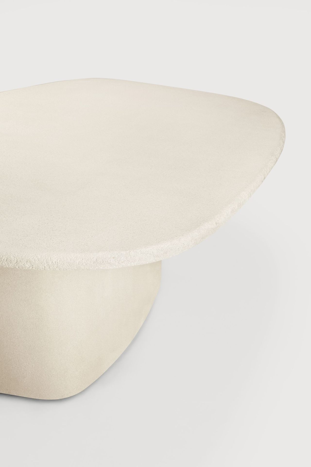 Elements-eettafel in kiezelvorm van Ethnicraft