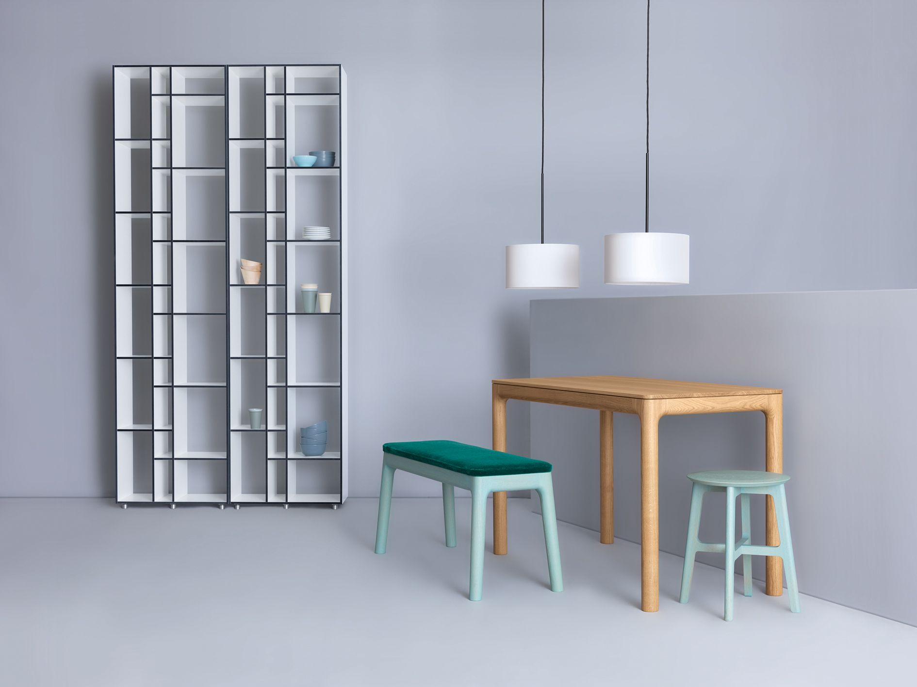 M11 Tisch Massivholz Zeitraum mit passender Sitzbank und Hocker in minimalistischem Ambiente.