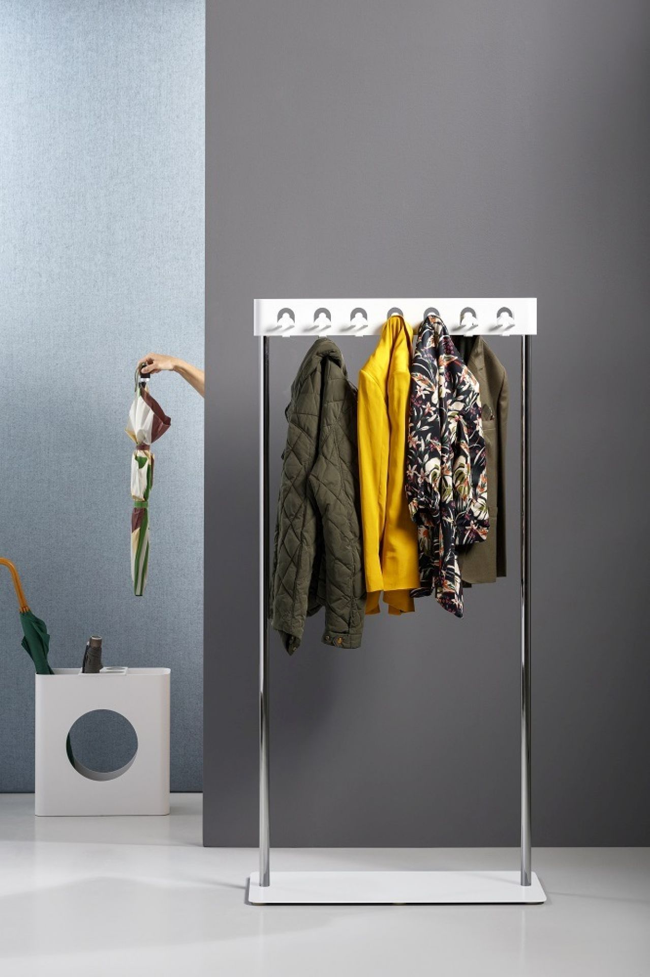 Moderner Garderobenständer mit Jacken, Mantel und Schirmständer für stilvolle Flureinrichtung im minimalistischen Design.
