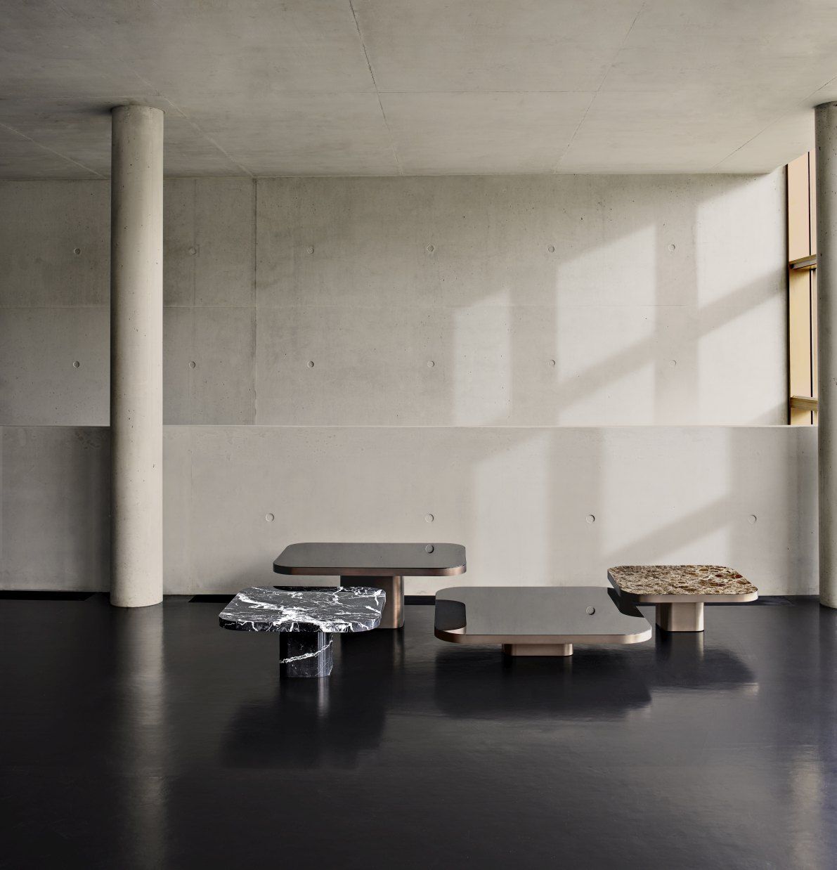 ClassiCon Bow Coffee Table No.1: Vier moderne Couchtische aus Marmor und Glas in minimalistischem Raum.