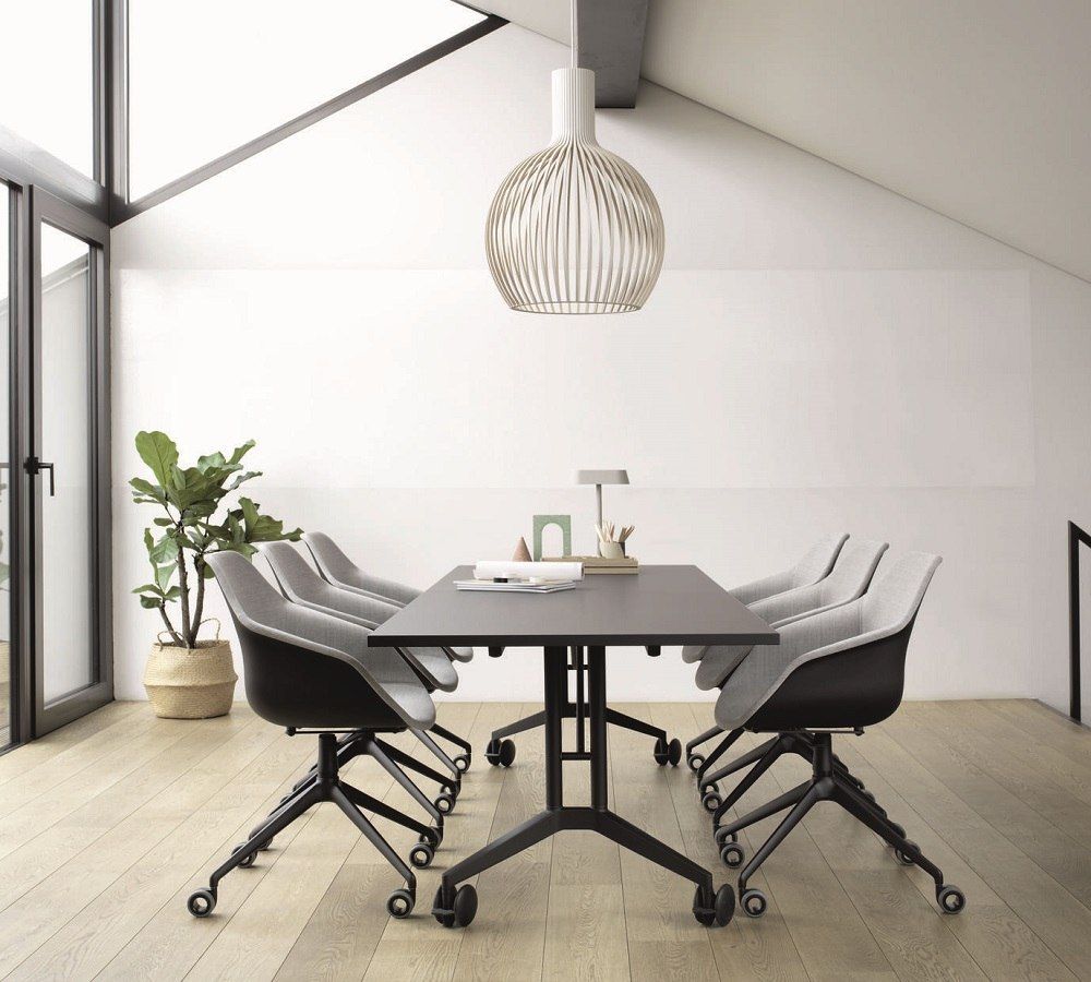 Yonda Universalstuhl von Wilkhahn, graue Drehstühle mit Rollen an einem Konferenztisch in modernem Büro.