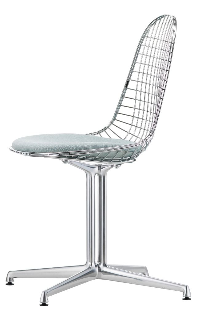 DKL-5 Wire Chair Stuhl von Vitra mit hellblauem Sitzkissen, Drahtgestell und verchromtem Fußkreuz.