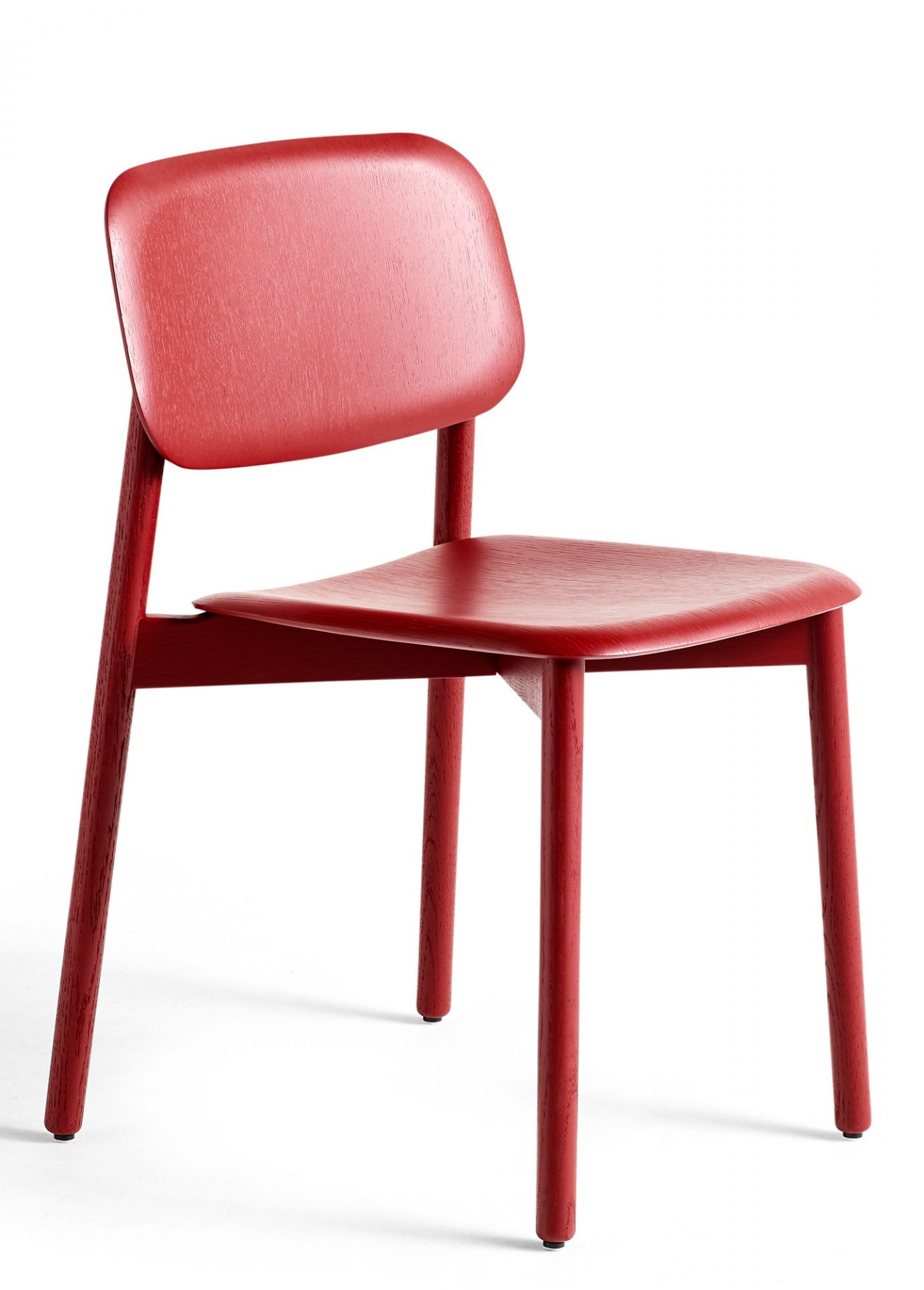 Roter Holzstuhl, Soft Edge Stuhl von Hay, modernes Design für Esszimmer und Wohnbereich.