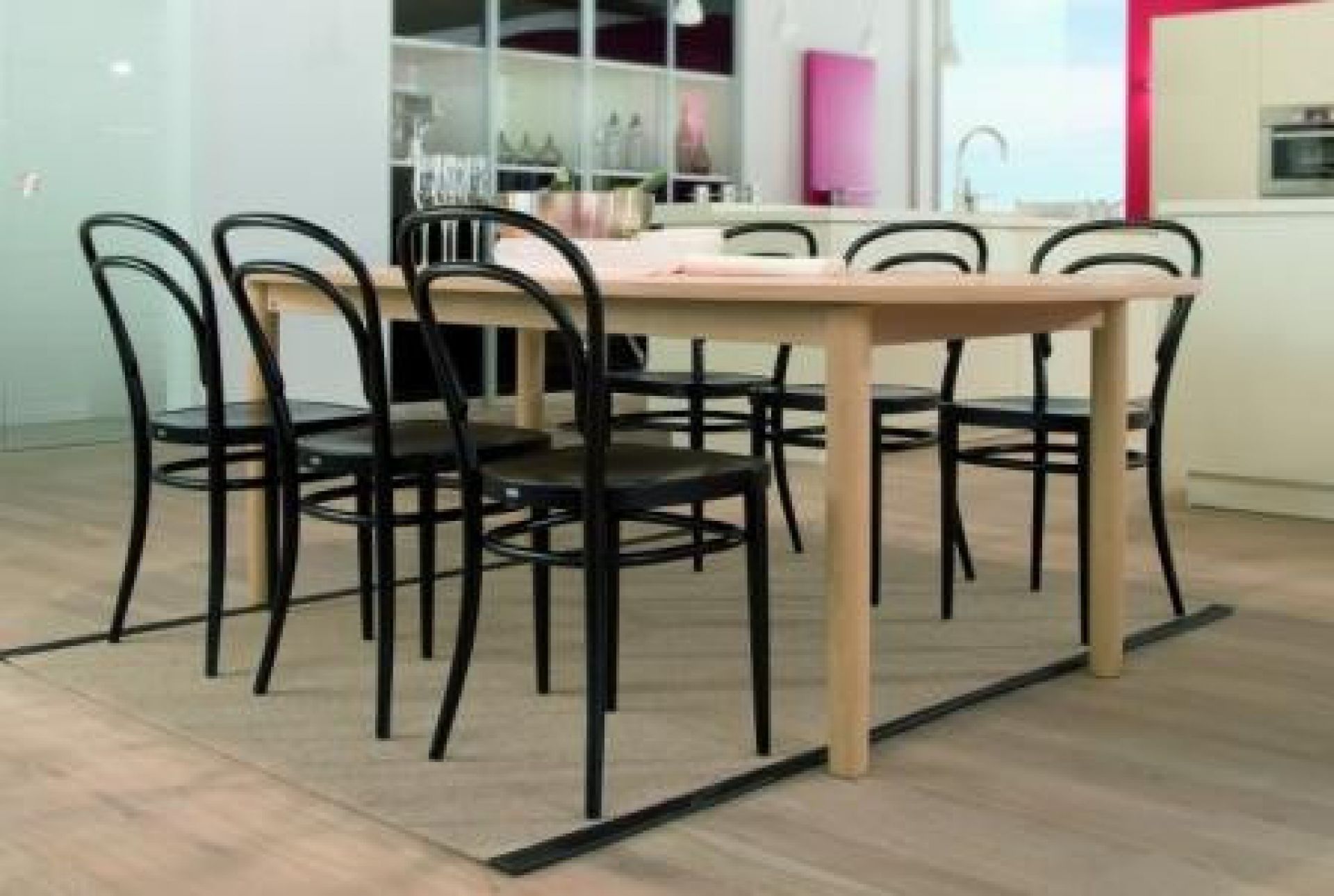 Esstisch mit sechs schwarzen 214 M Bugholzstühlen im Thonet-Stil, klassische Kaffeehausstühle.