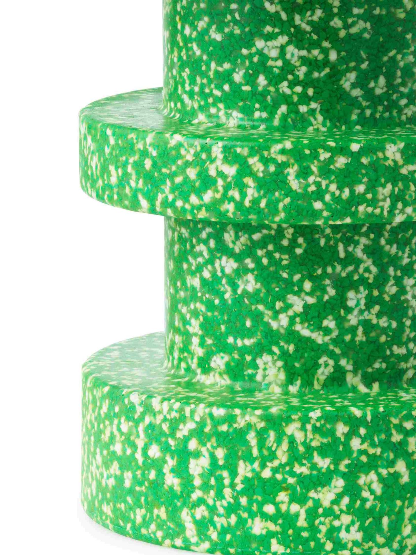 Nahaufnahme des grünen Normann Copenhagen Bit Stool Stack Hockers mit einzigartiger Textur und modernem Design.