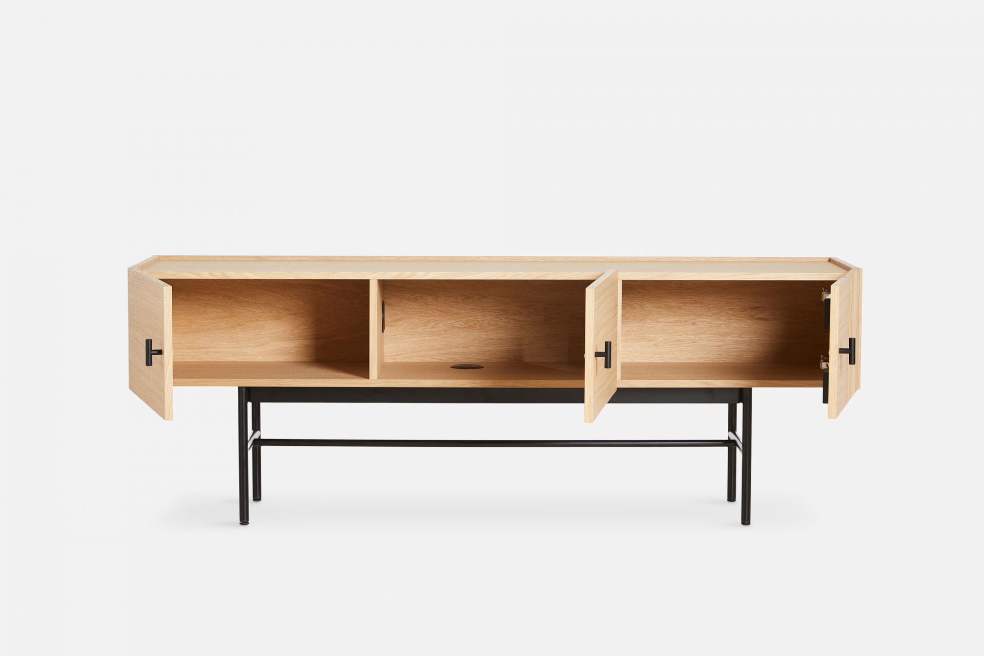 Array Low Sideboard (150cm) von Woud, helles Holz, schwarzes Metallgestell, drei offene Fächer, moderne Wohnzimmermöbel.