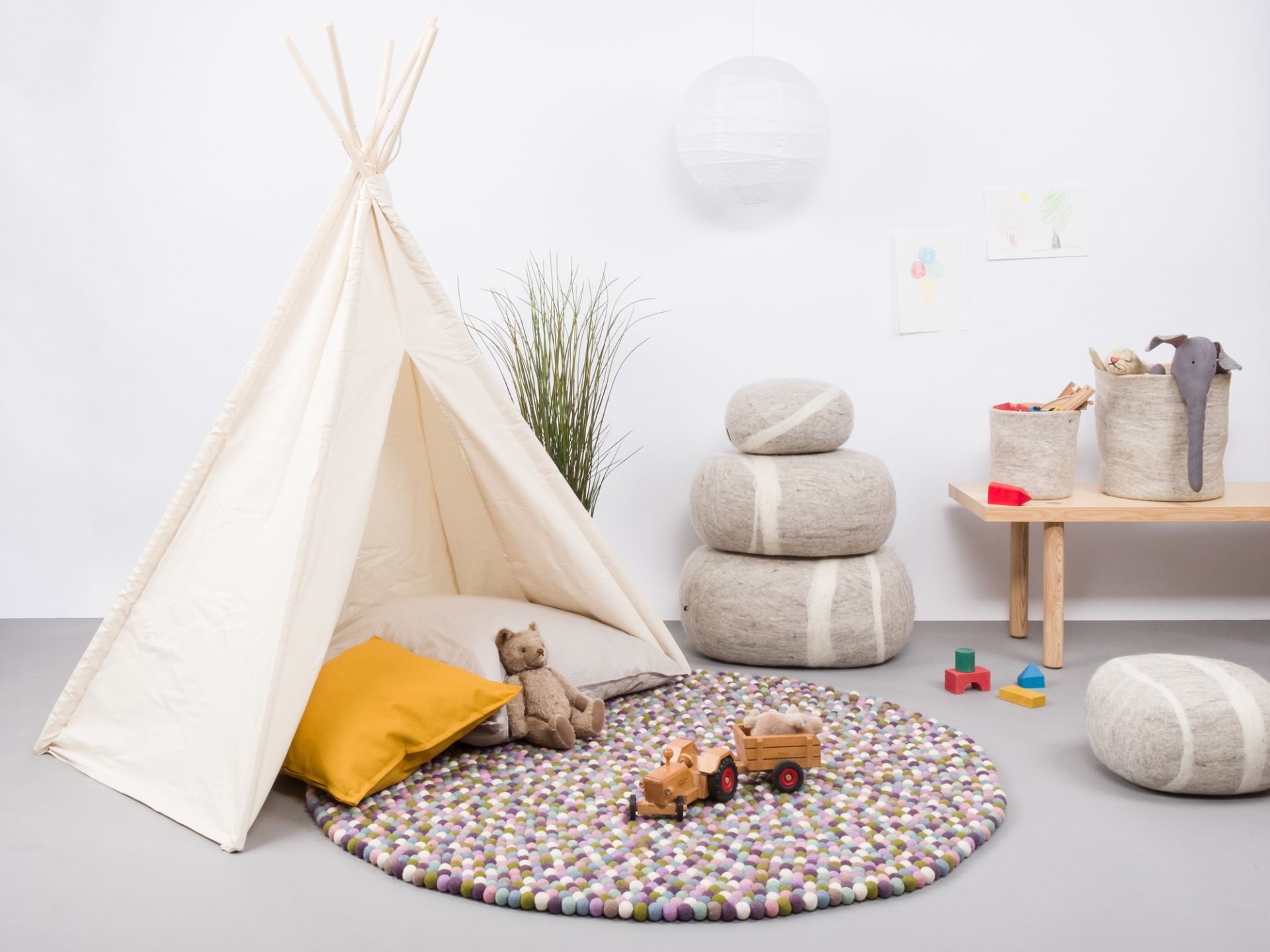 Runder Filzkugel Teppich "Lotte" von myfelt, 140 cm Durchmesser, im Kinderzimmer mit Spielzeug.