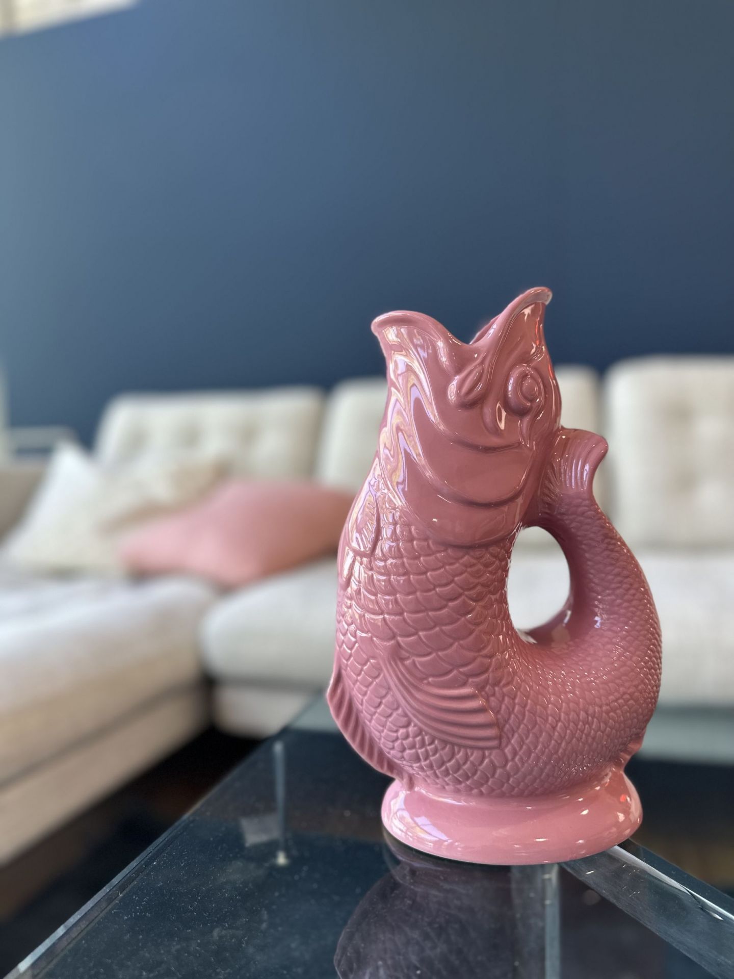 Rosa Gluckigluck Fischkaraffe XL auf einem Glastisch, dekorative Keramik Vase in Fischform.