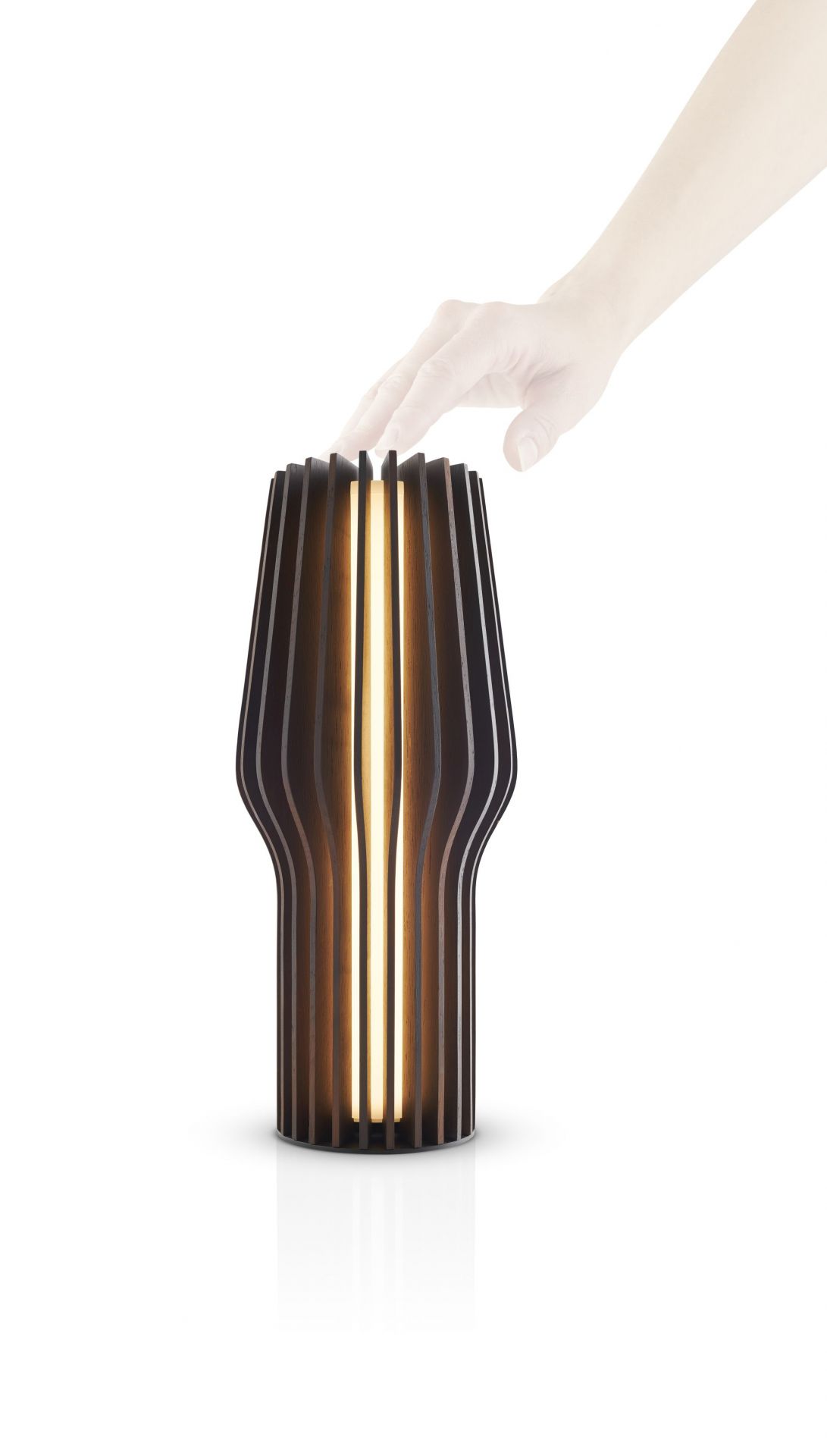 Radiant LED-Leuchte aus geräucherter Eiche von Eva Solo. Kabellose Tischleuchte mit warmem Licht.
