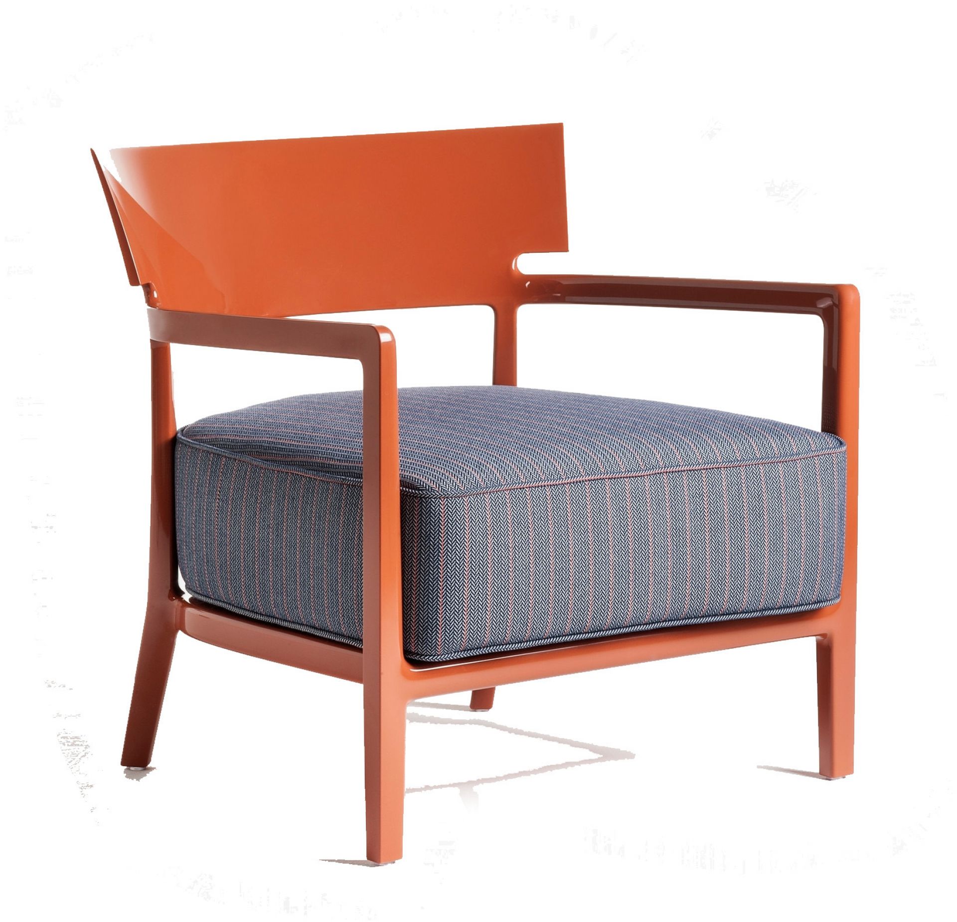 Cara Outdoor Sessel von Kartell in Orange mit blau-gestreiftem Sitzkissen für Garten und Terrasse.