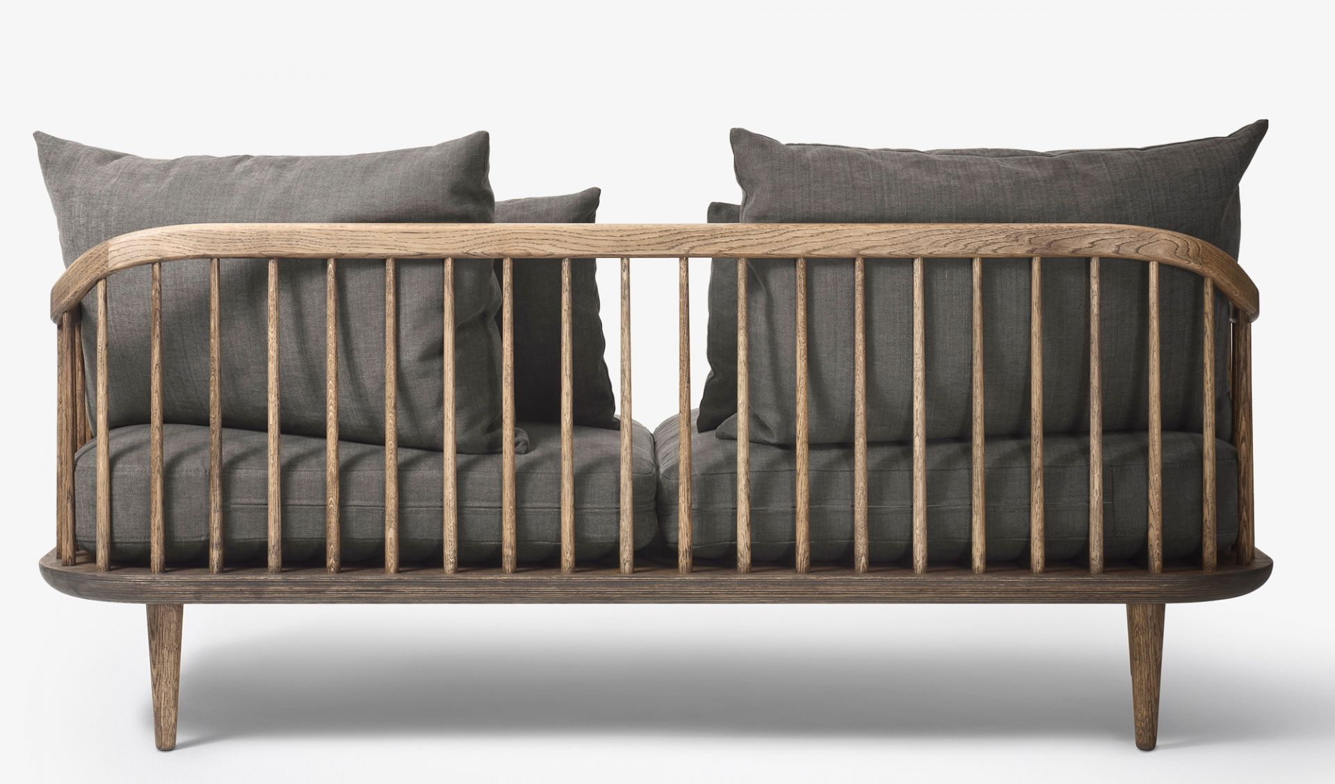 AndTradition Fly Lounge Sofa, 2-Sitzer, Holzgestell mit grauen Kissen, modernes Design Sofa.