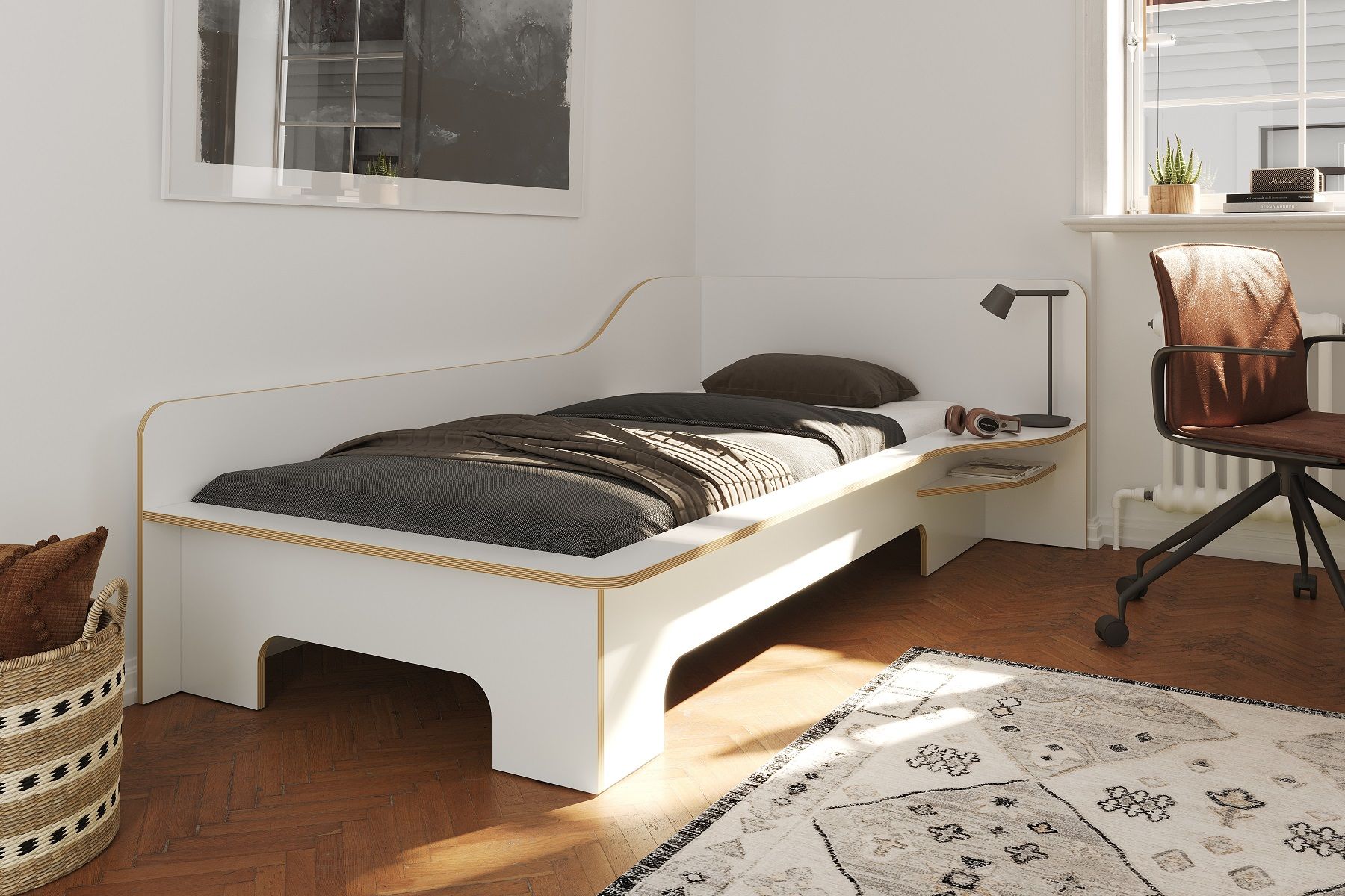 Weißes Plane Einzelbett von Müller Möbelwerkstätten mit integriertem Nachttisch und Bettwäsche im modernen Schlafzimmer.