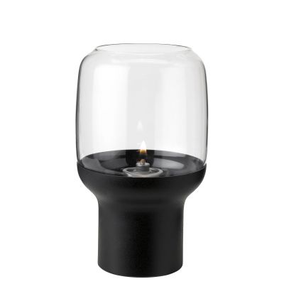 Stelton Hoop Hurricane Windlicht mit Glasaufsatz und brennender Flamme, ideal für stimmungsvolle Beleuchtung.