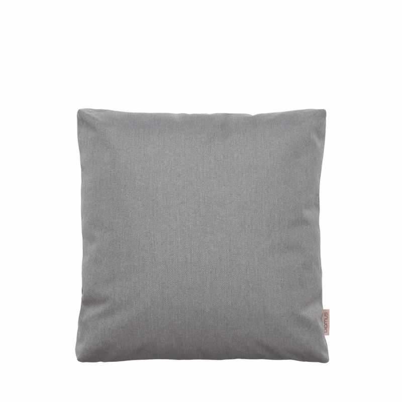 Graues STAY Kissen von Blomus für den Außenbereich. Dekokissen für Gartenmöbel und Lounge.