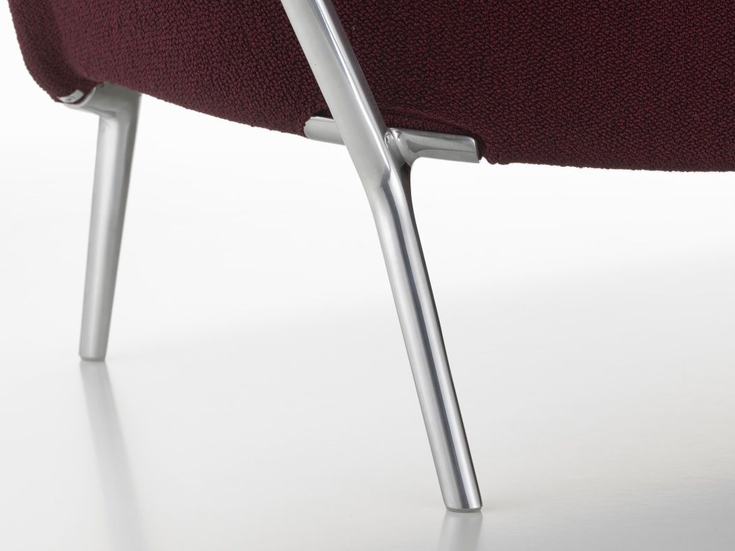 Detailaufnahme des Slow Sofas von Vitra mit bordeauxrotem Stoffbezug und silbernen Metallbeinen.