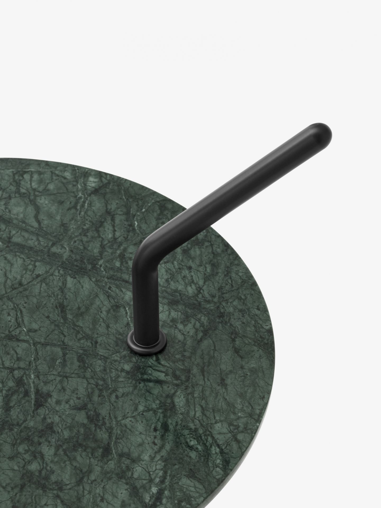 Detailaufnahme des AndTradition Halten Beistelltisches mit grüner Marmorplatte und schwarzem Metallgestell.