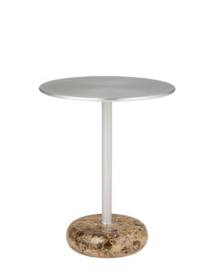 Northern Ton Beistelltisch H50cm mit runder, silberner Tischplatte und braun-gemusterter Marmorbasis.