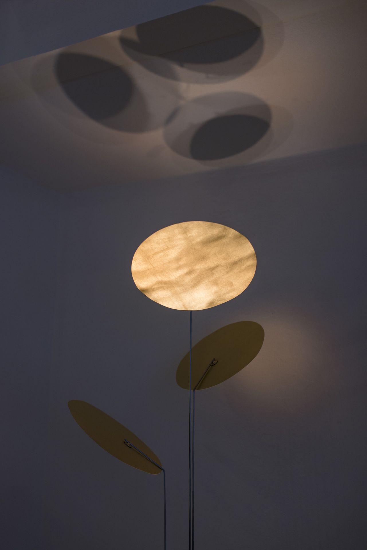 Nuunu Stehleuchte von Ingo Maurer, modernes Design mit runden Lampenschirmen und indirektem Licht.