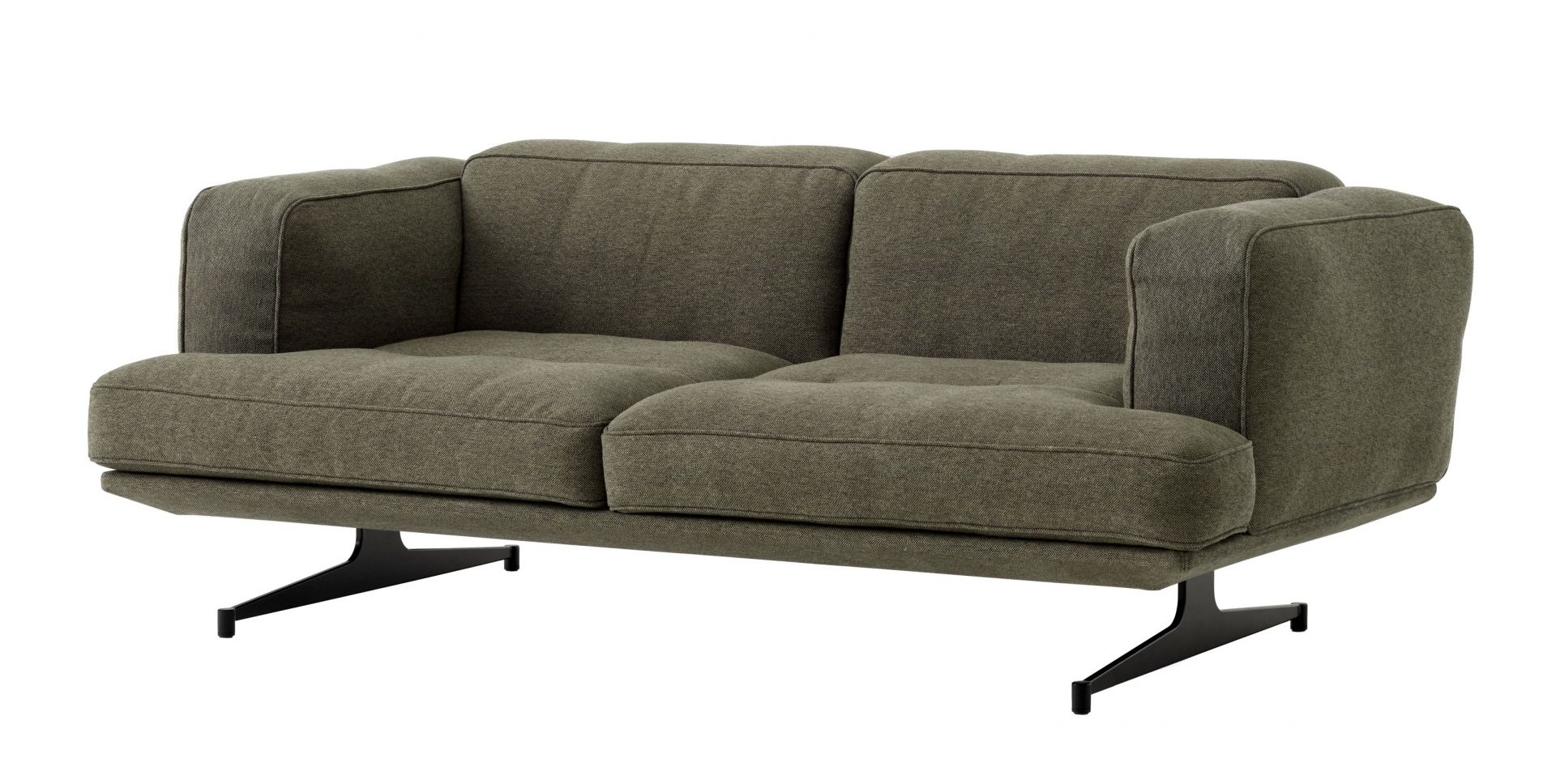 AndTradition Inland Sofa AV22/AV23 in olivgrünem Stoffbezug mit schwarzen Metallfüßen, modernes skandinavisches Design.