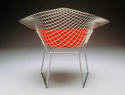Diamond Sessel von Knoll International mit rotem Sitzkissen, Drahtgestell und filigranem Design.
