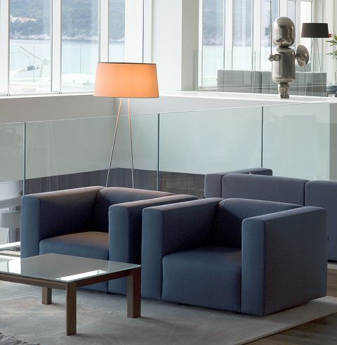 Blauer Match Sessel von Prostoria: Moderner Loungesessel mit kubischer Form und minimalistischem Design.