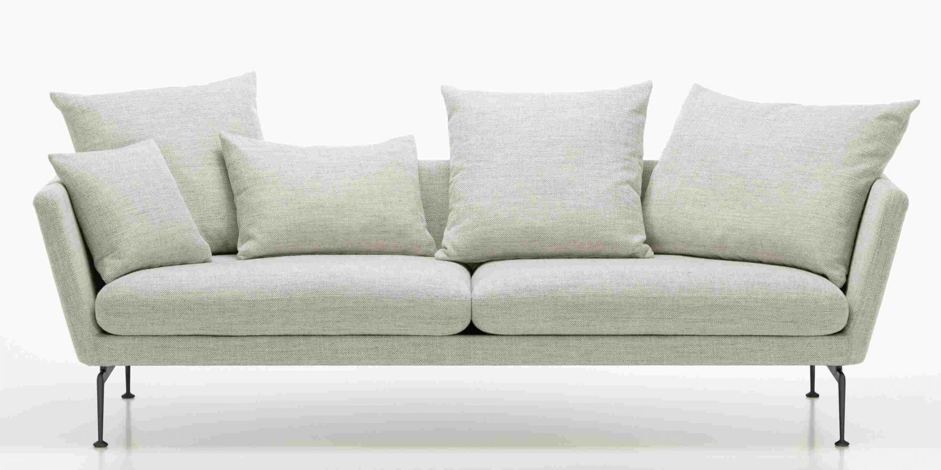 Helles Suita Sofa von Vitra mit drei Sitzen und losen Kissen auf schlanken Füßen.