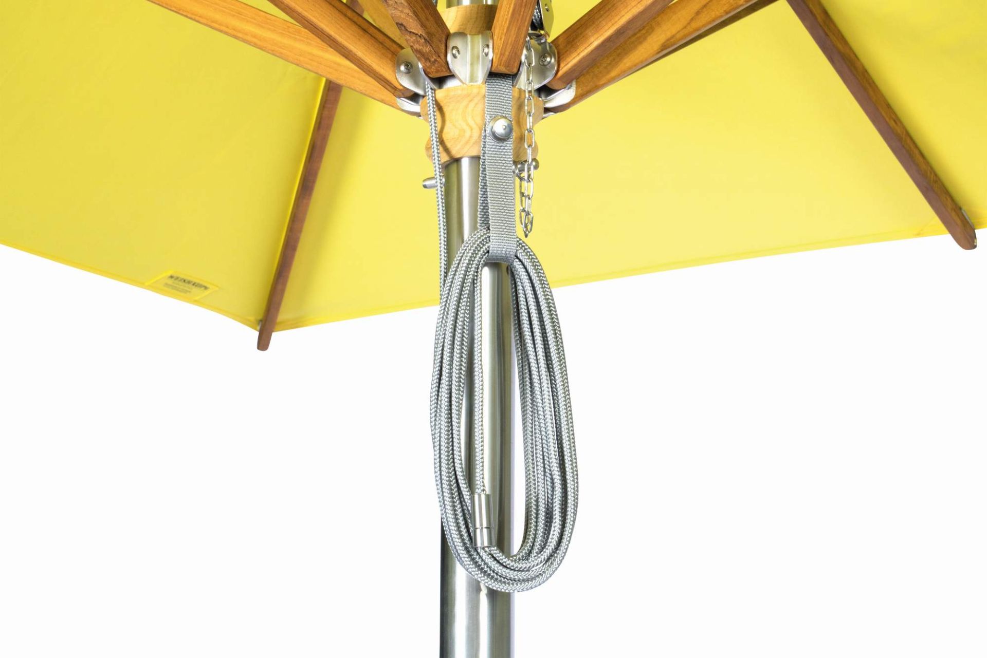 Detailaufnahme von unten: Gelber Weishäupl Sonnenschirm mit Holzstreben und Aufrollmechanismus. Ideal für Garten, Terrasse und Balkon.