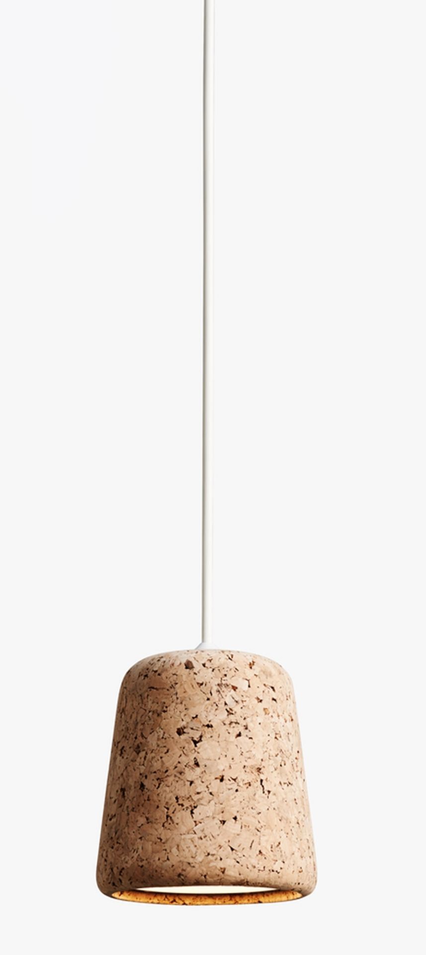 Material Pendant Pendelleuchte aus Kork von New Works, naturfarben, mit weißem Kabel. Korklampe.