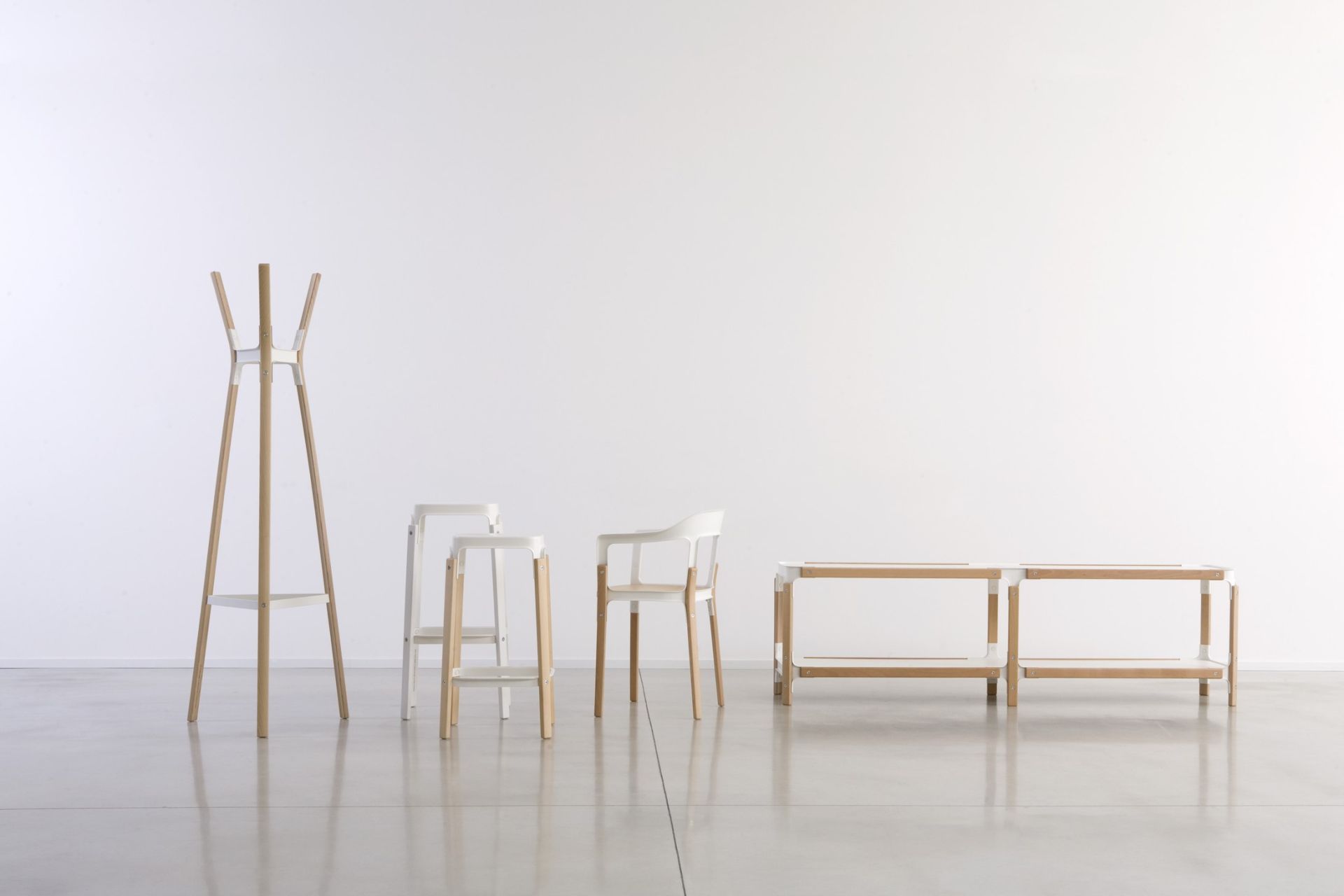 Magis Steelwood Chair, Hocker, Garderobe und Regal in minimalistischem Design, Holz und Weiß.