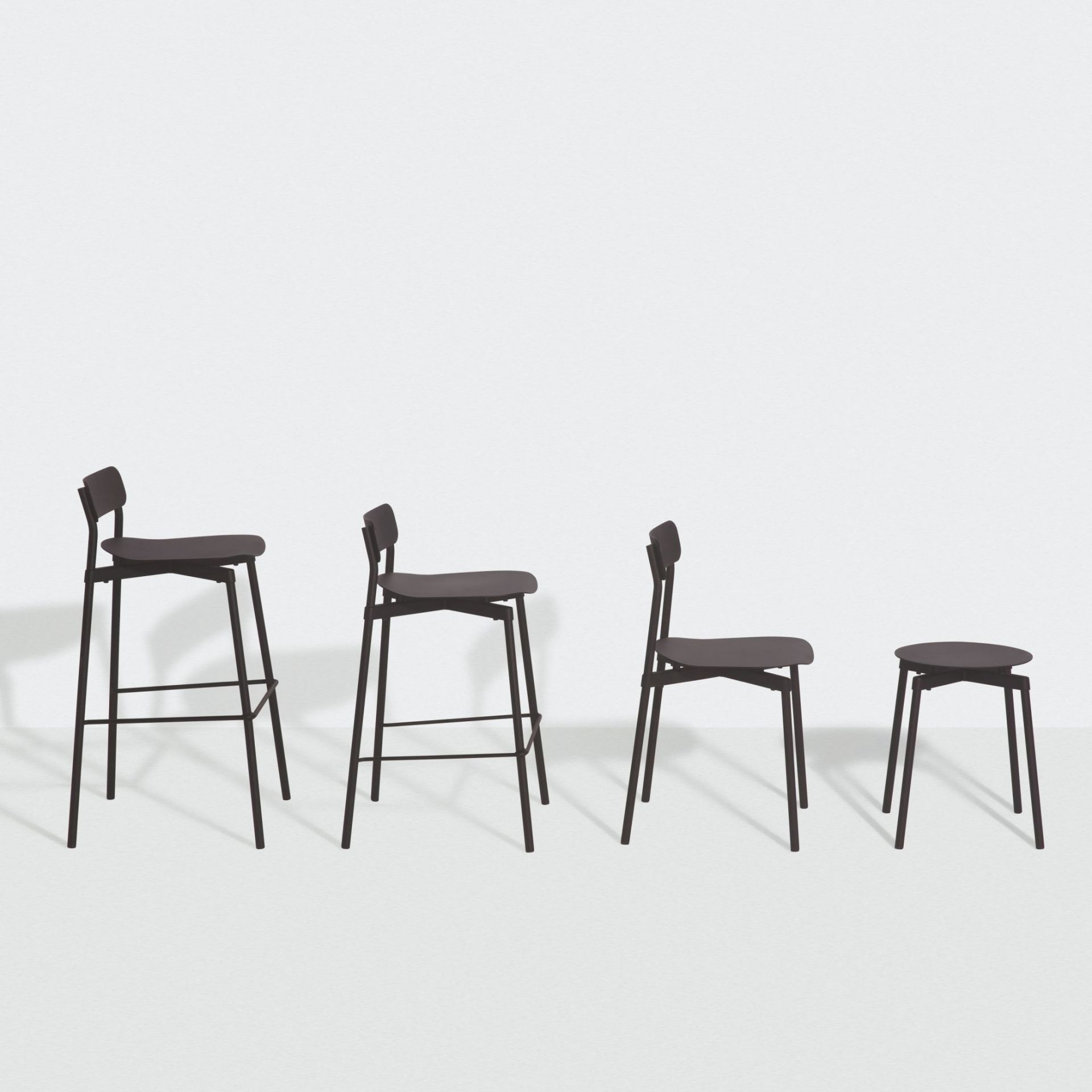 Vier Barhocker und Stühle in verschiedenen Höhen, Fromme Barstool Design, mintgrün.