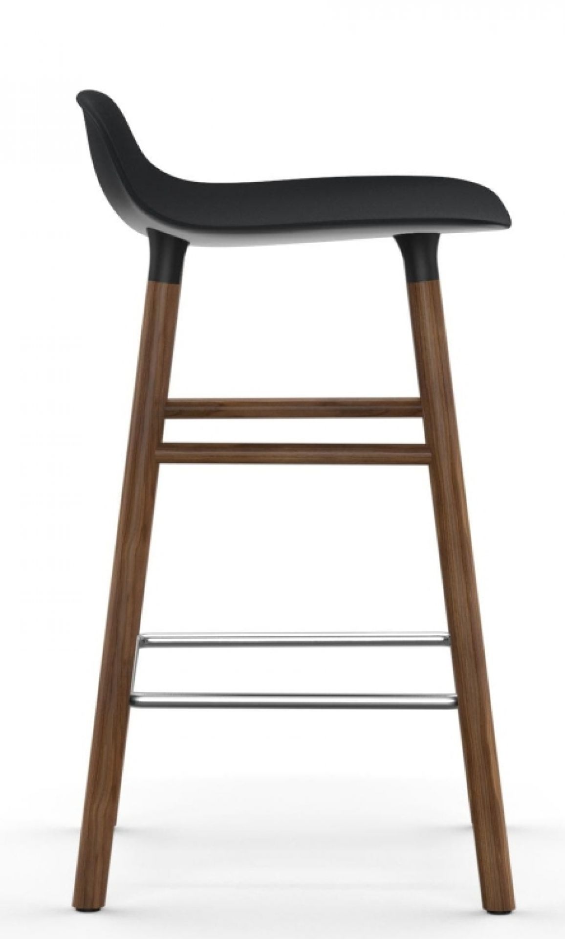 Form Barhocker von Normann Copenhagen, Hocker mit schwarzer Sitzfläche und Holzbeinen, seitliche Ansicht.