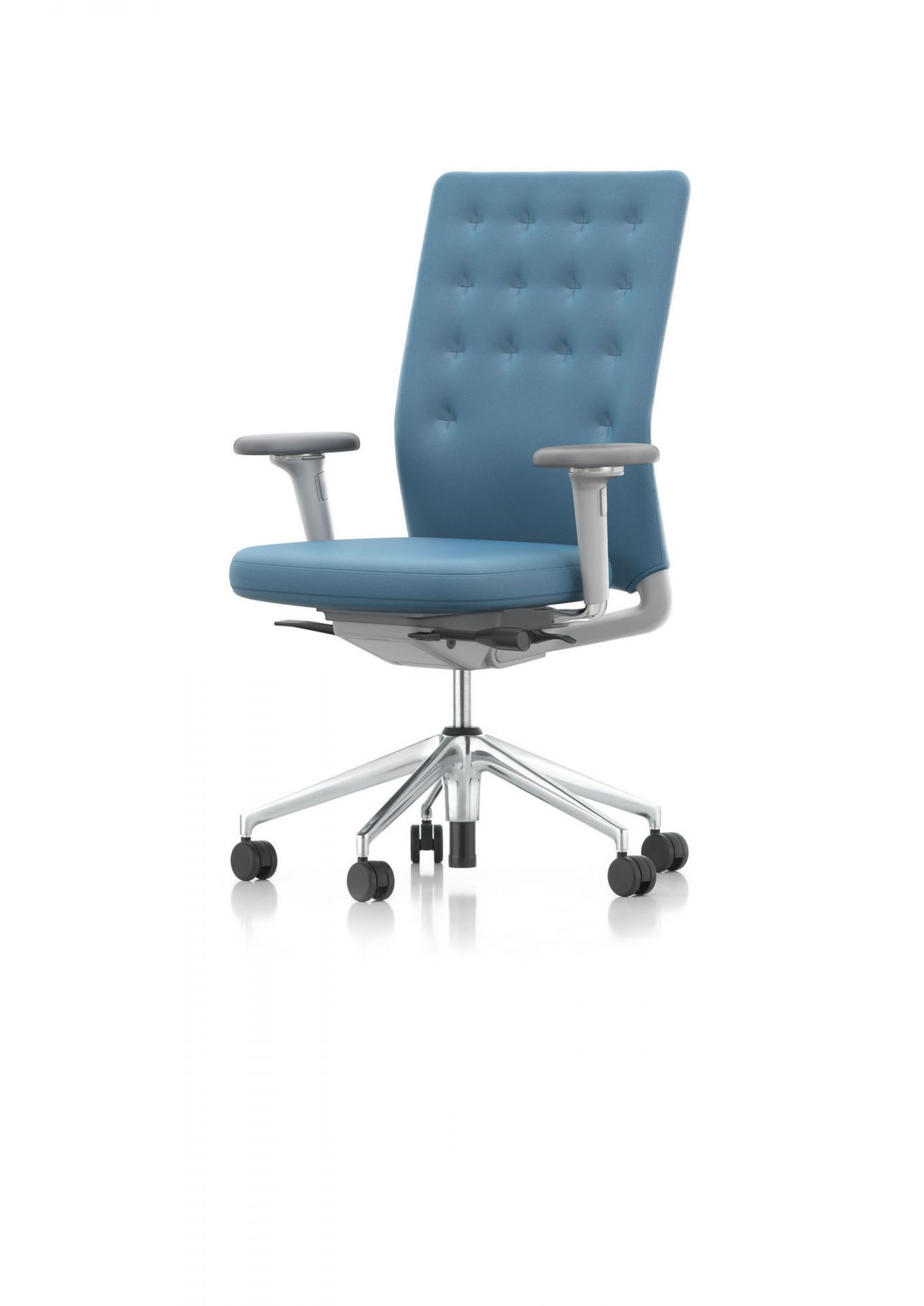 ID Chair - ID Trim Bürodrehstuhl von Vitra in blau mit Armlehnen und Rollen.