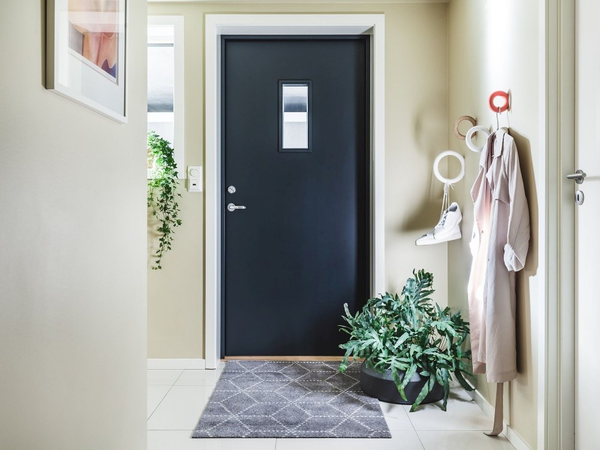 Schwarze Hagl Heymat Fußmatte im Eingangsbereich eines Hauses, ideal für drinnen und draußen.
