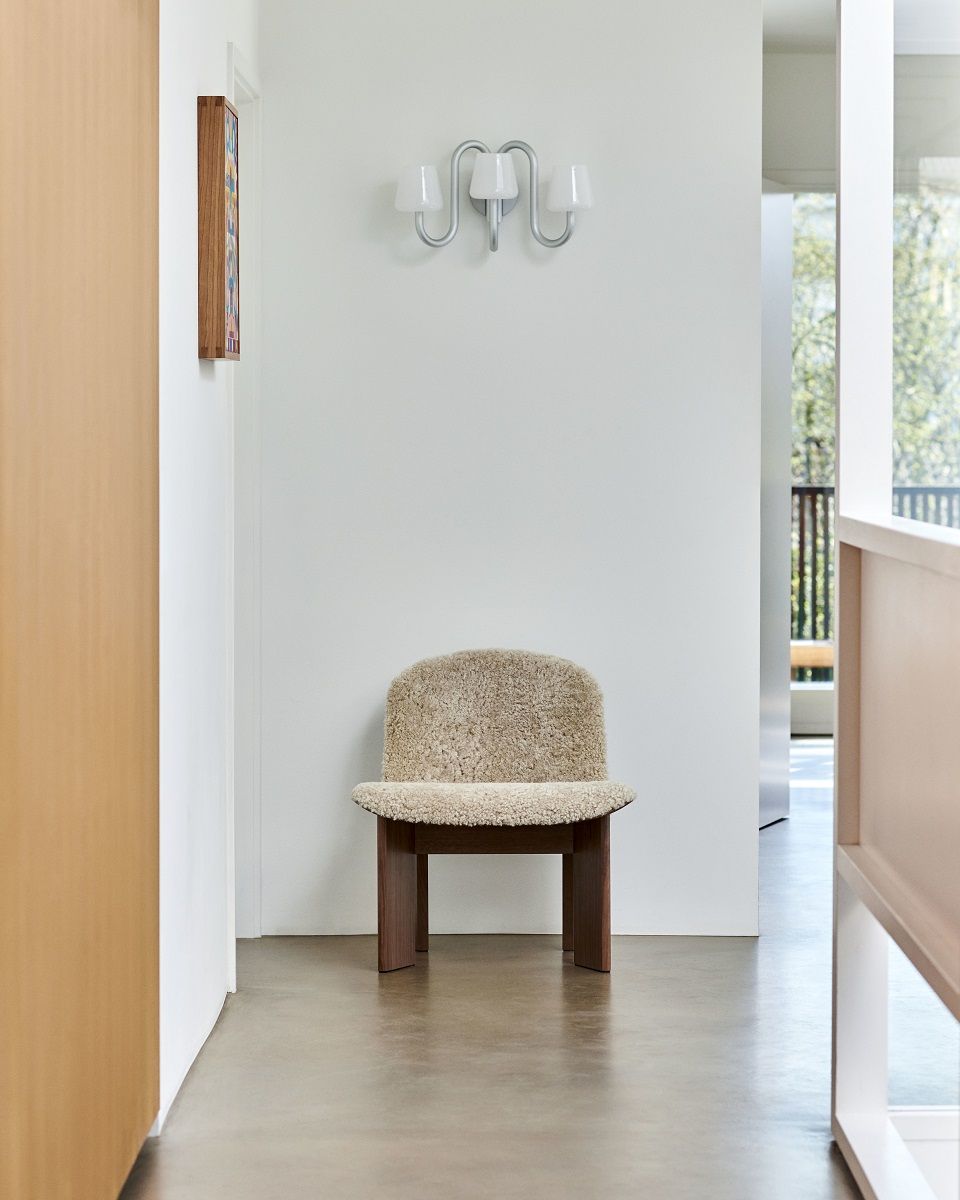 Chisel Lounge Chair Sessel von Hay mit Vollpolster in beigem Teddyfell und Holzbeinen.
