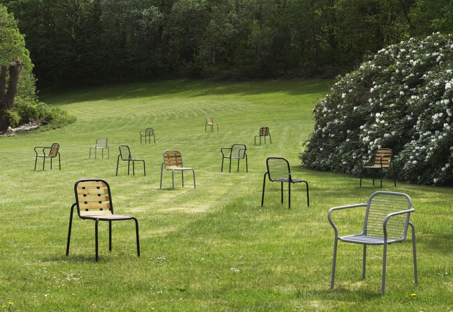 Mehrere Vig Chair Stühle von Normann Copenhagen auf einer grünen Wiese, Outdoor-Möbel für Garten und Terrasse.
