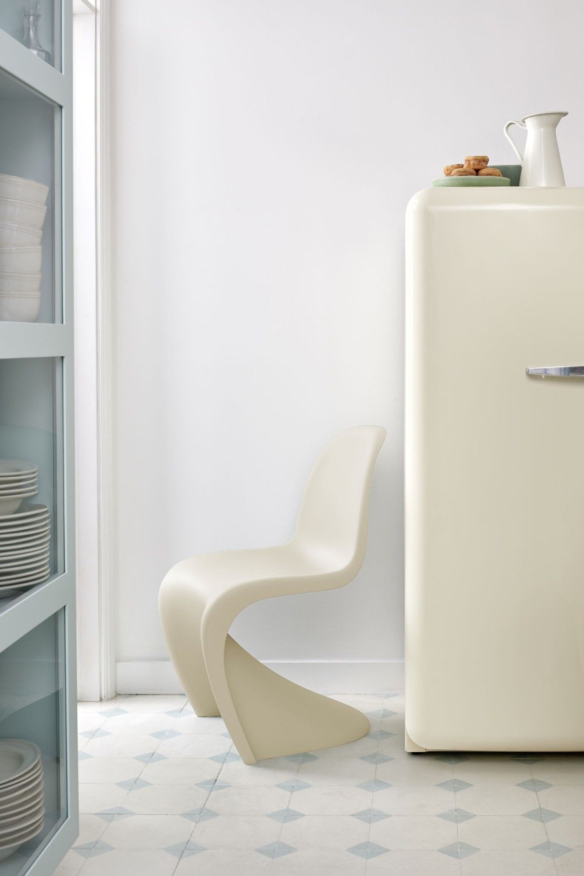 Beiger Panton Chair Kunststoffstuhl von Vitra neben einem Kühlschrank in einer hellen Küche.
