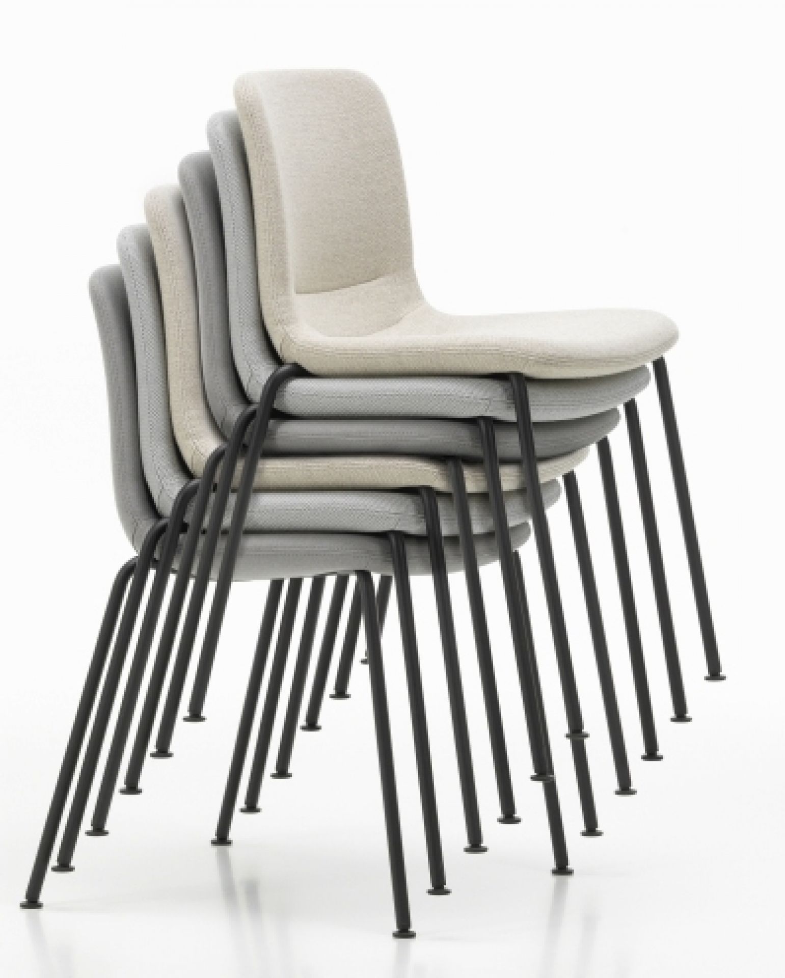 Gestapelte Vitra Hal Soft Tube Stühle in Grau- und Beigetönen mit schwarzem Stahlgestell.