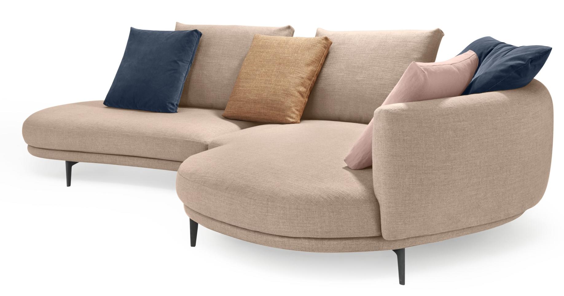 Walter Knoll Marru Sofa, konfigurierbares Ecksofa mit beigen Stoffbezug und farbigen Zierkissen.