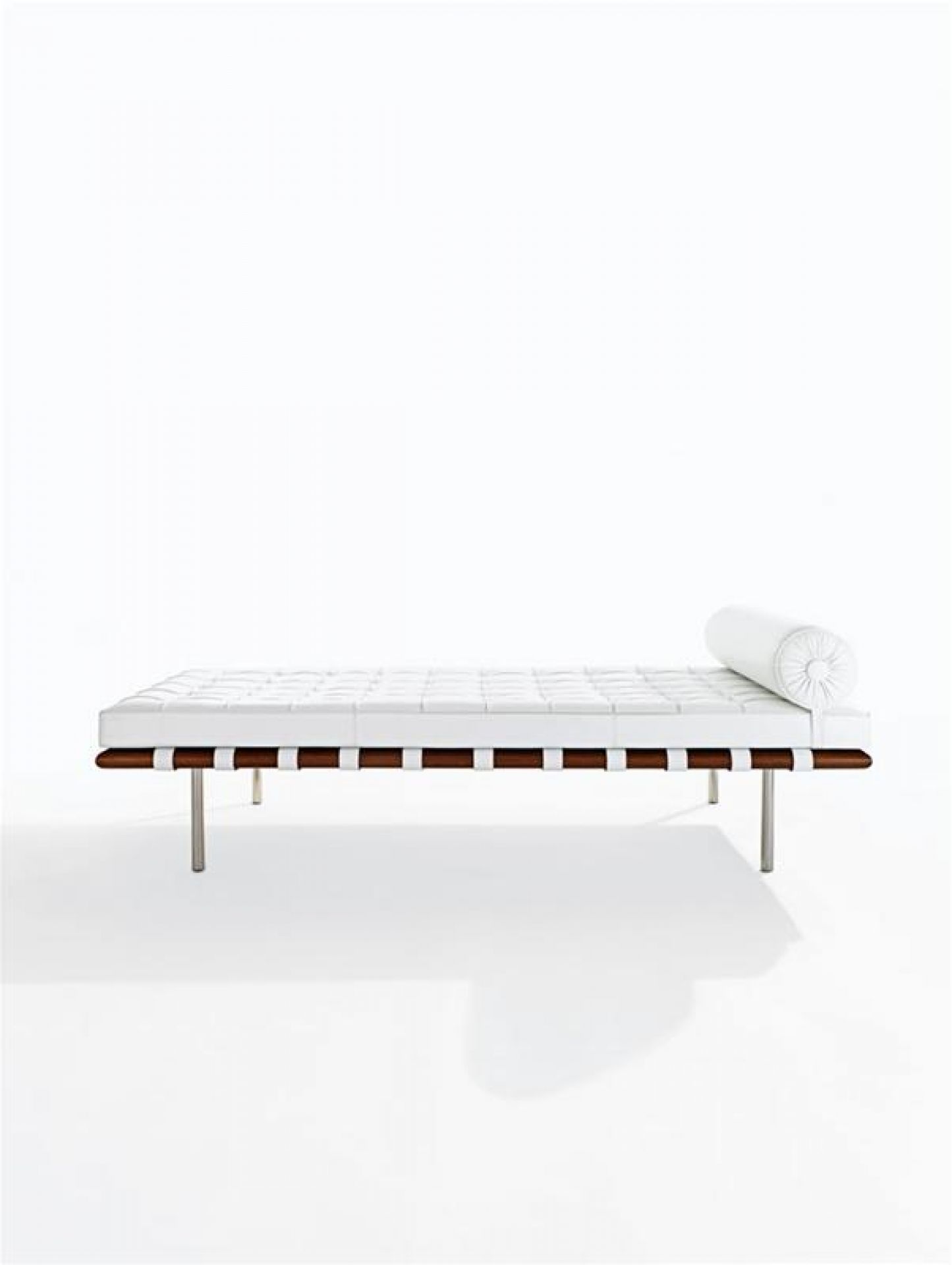 Weiße Barcelona Liege von Knoll International mit gestepptem Leder und Rollkissen. Designklassiker für modernes Wohnen.