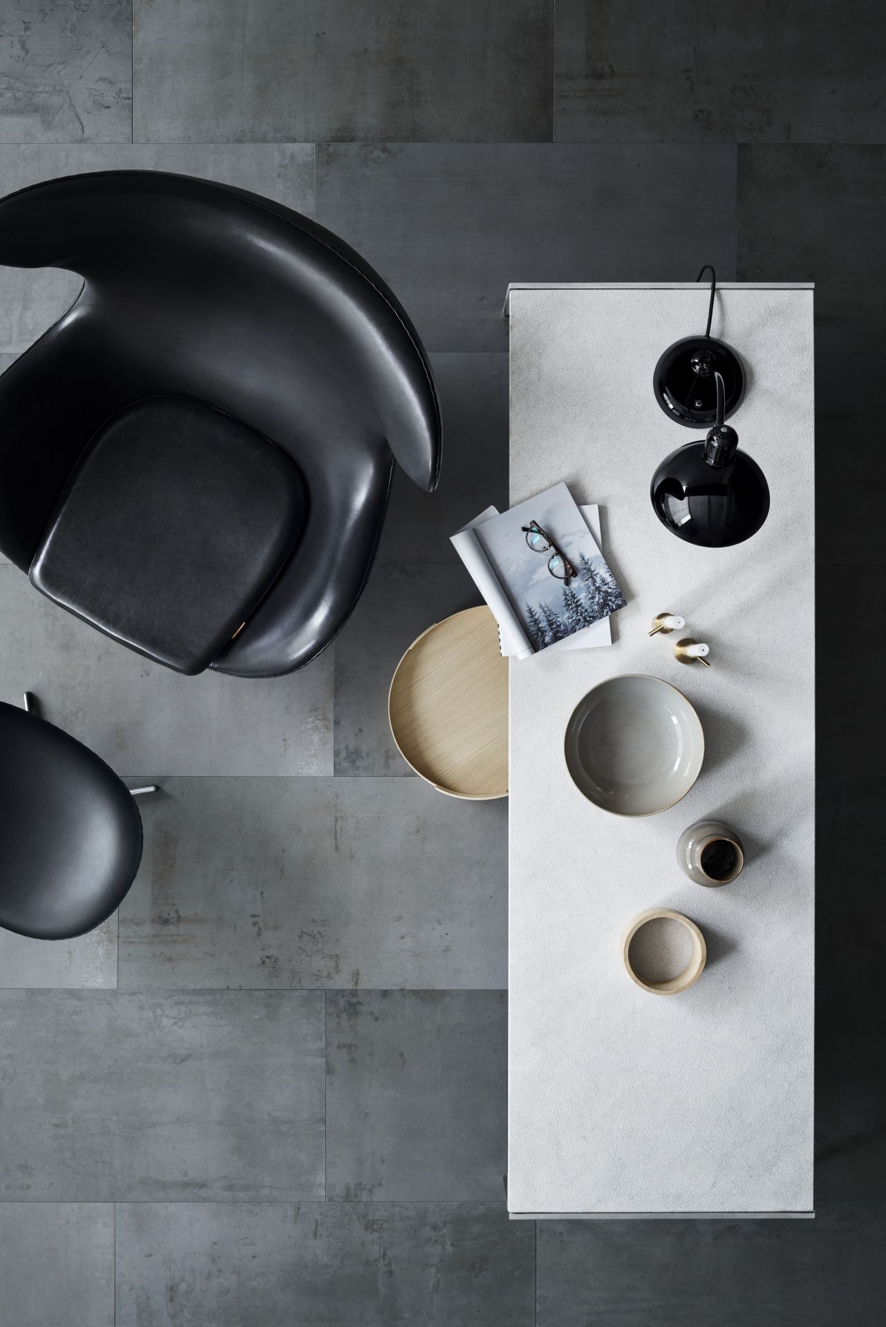 Draufsicht: Schwarzer Egg Chair mit Hocker aus Leder, modernes Möbeldesign für Wohnzimmer.