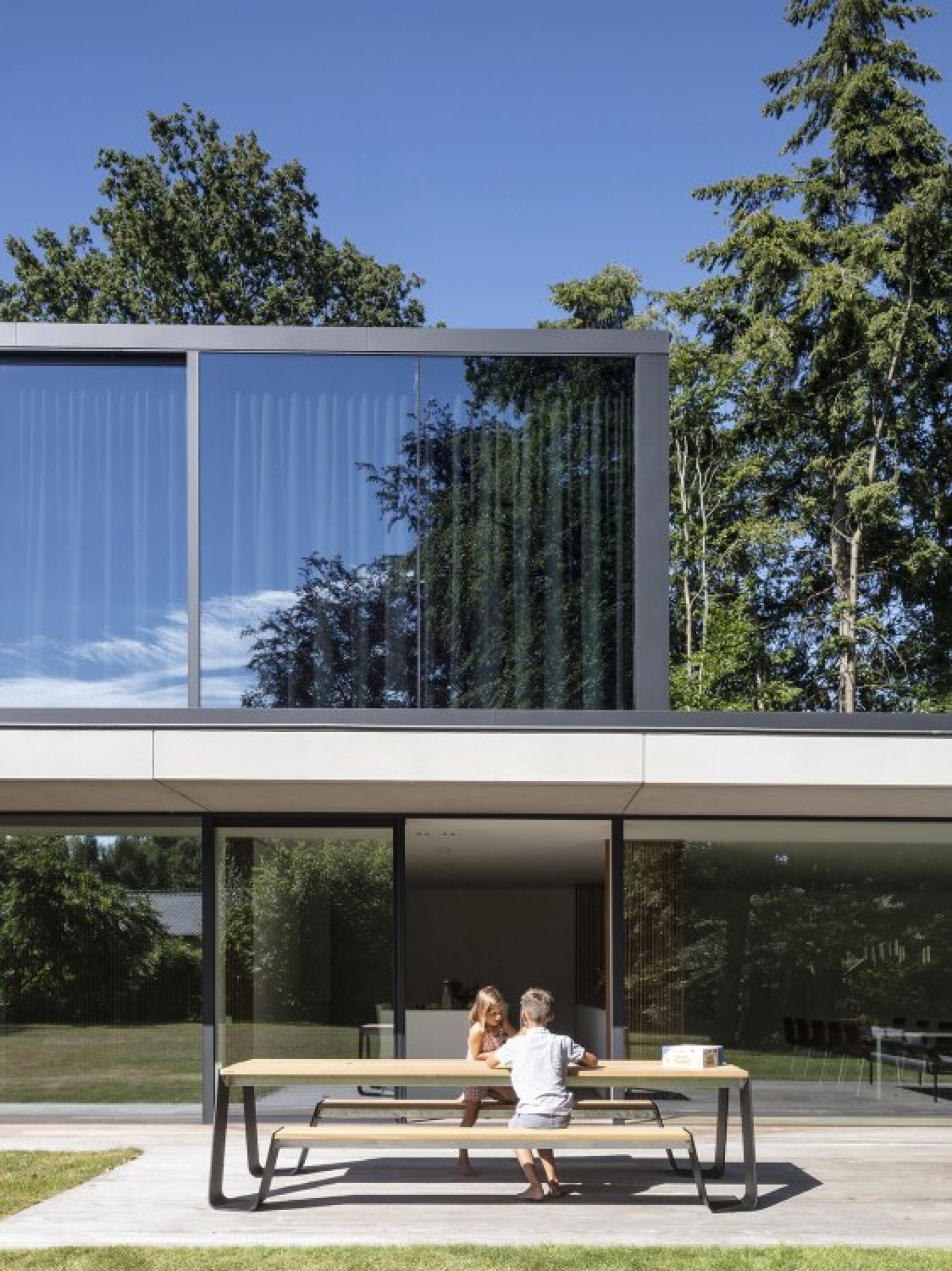 Hopper Picnic Bank Outdoor Extremis: Zwei Kinder sitzen an einer modernen Picknickbank im Freien.
