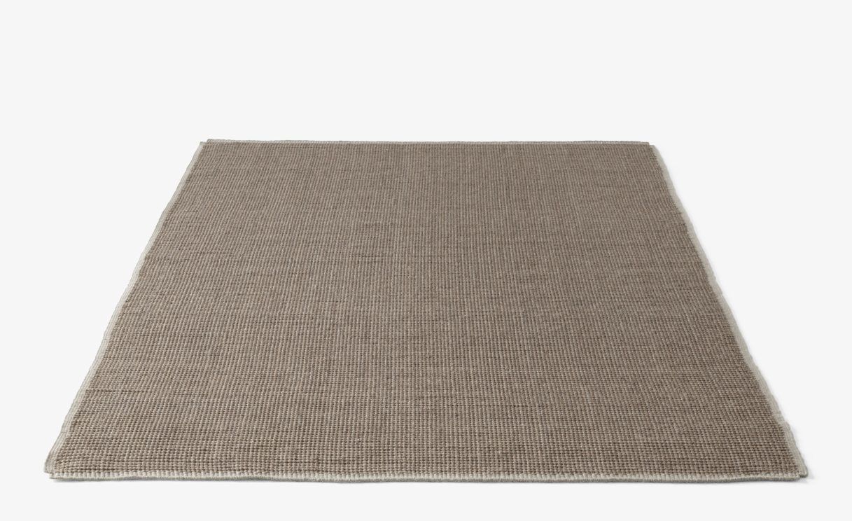 AndTradition Collect Teppich SC84/SC85 in Beige, einfarbig und rechteckig, für Wohnzimmer und Schlafzimmer.