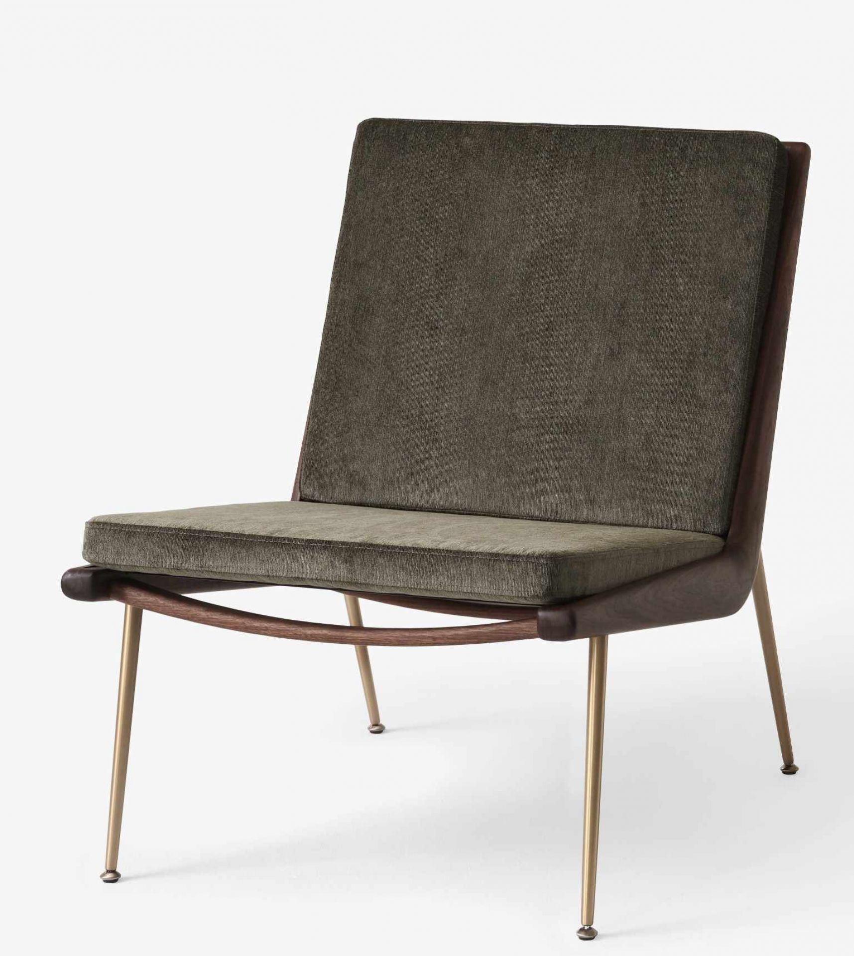 Boomerang Lounge Chair Sessel von AndTradition mit olivgrünem Cordbezug und goldenen Beinen.