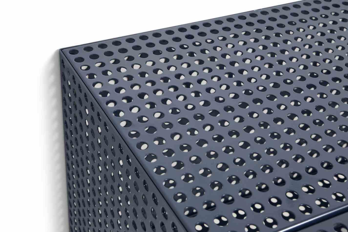 Detailaufnahme des Hay Perforated Cabinet Wall Small in Blau, modernes Wand-Sideboard mit Lochmuster.
