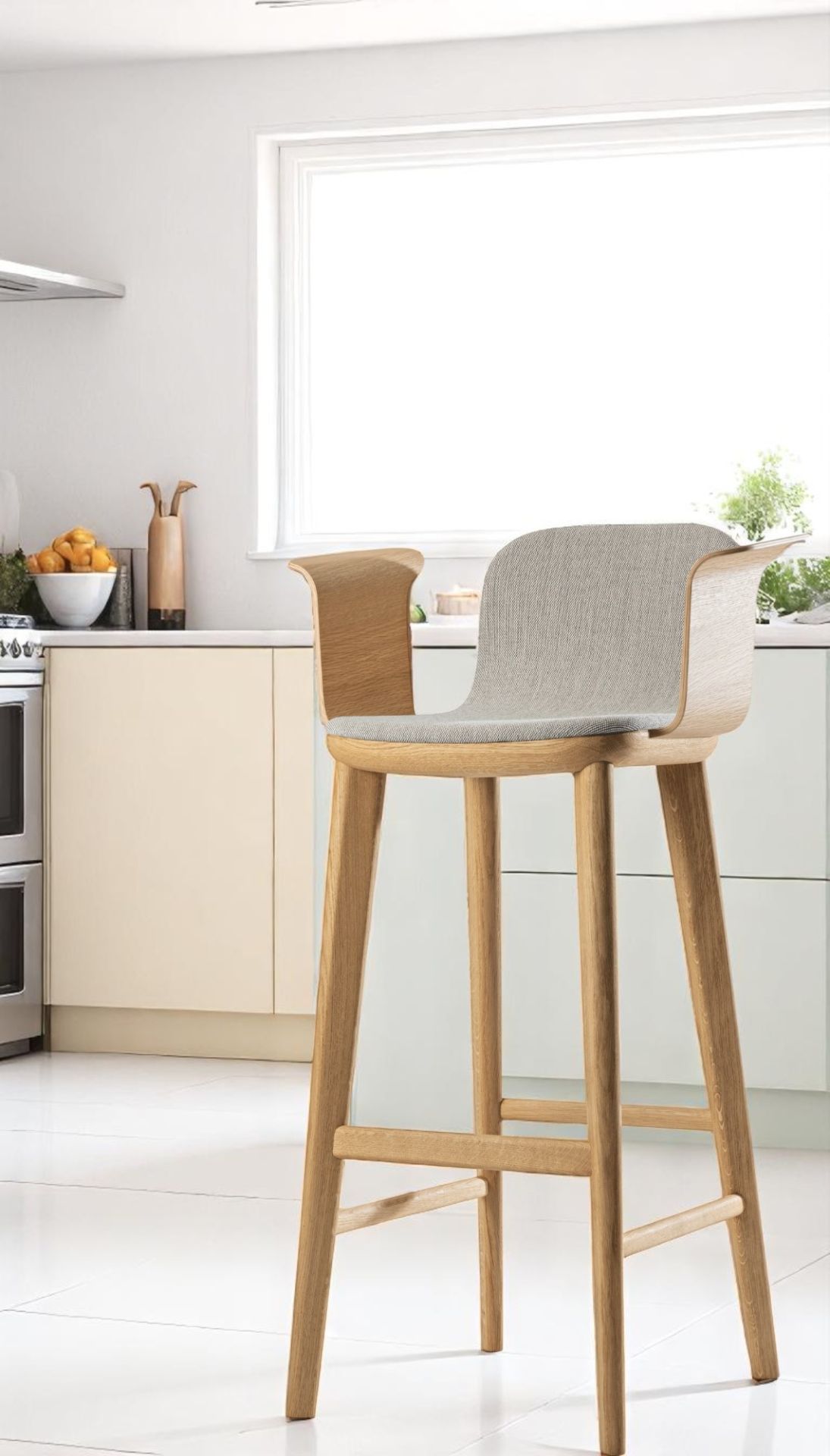 Aeon Comfort Barstool: Vollgepolsterter Barhocker mit Armlehnen aus hellem Holz in moderner Küche.
