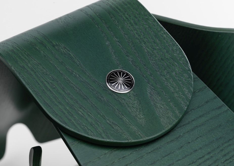 Detailaufnahme des dunkelgrünen Eames Elephant Hocker Limited Edition von Vitra, ein modernes Designmöbelstück.