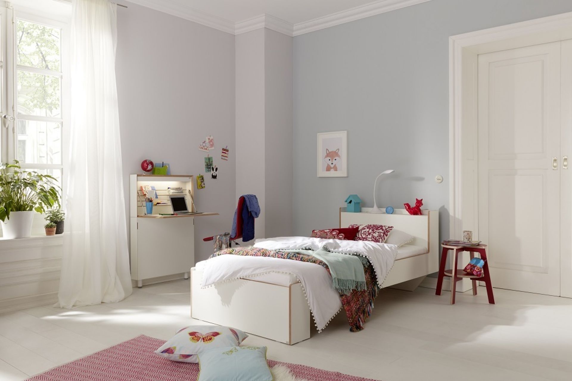Nook Einzelbett von Müller Möbelwerkstätten im Kinderzimmer mit Schreibtisch und Dekoration.
