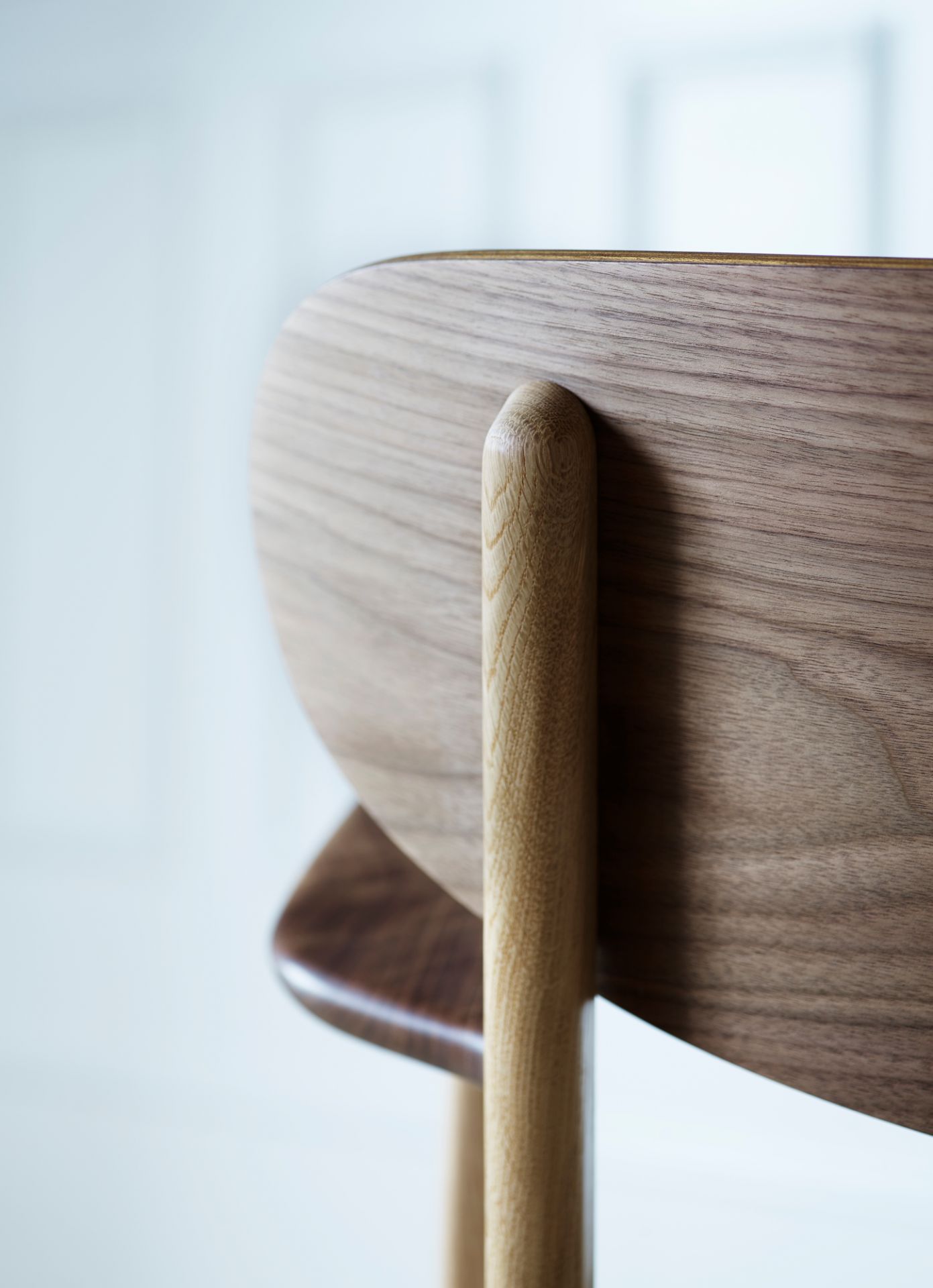 Detailaufnahme der Rückenlehne und des Gestells vom CH26 Holzstuhl von Carl Hansen & Søn.