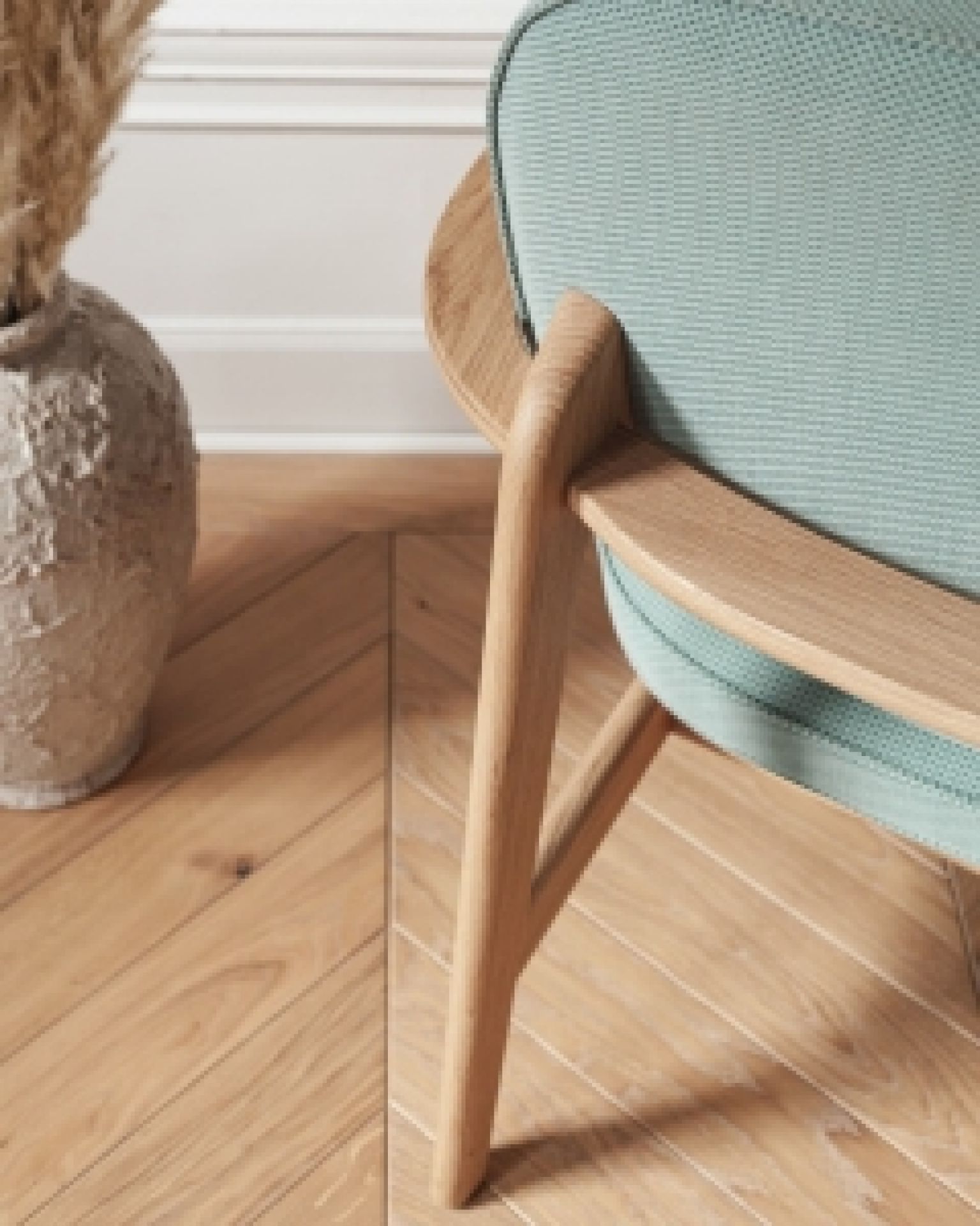 Detailaufnahme: Fritz Hansen Fred Sessel mit hellblauem Bezug und hellem Holzgestell, skandinavisches Design.