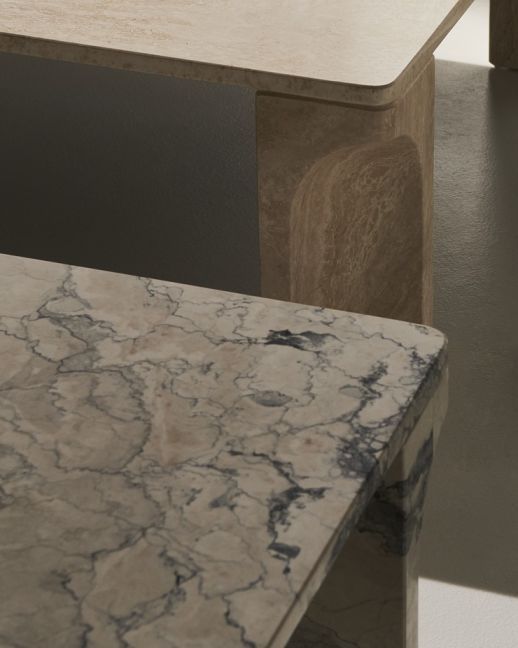 Detailaufnahme: Quadratischer Couchtisch von Gubi mit Marmorplatte und strukturiertem Sockel.
